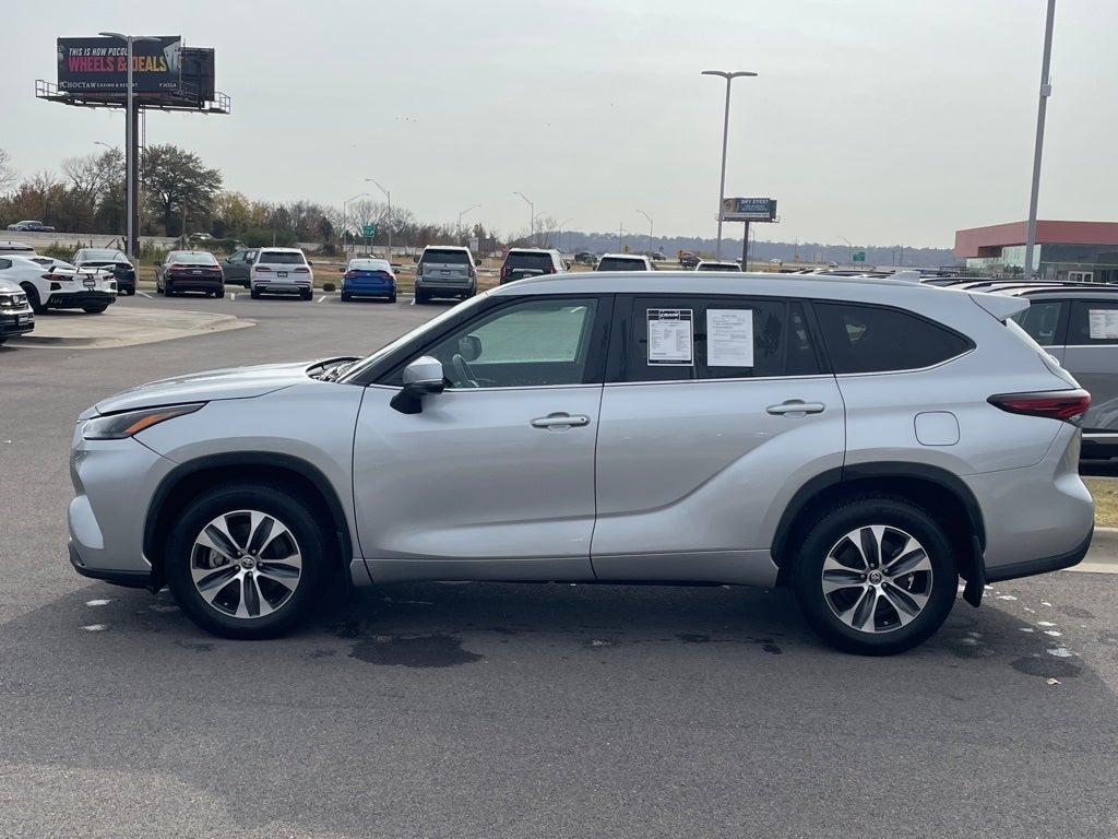 2024 Toyota Highlander LE SUNROOF / CAPT CHAIRS / 3RD ROW