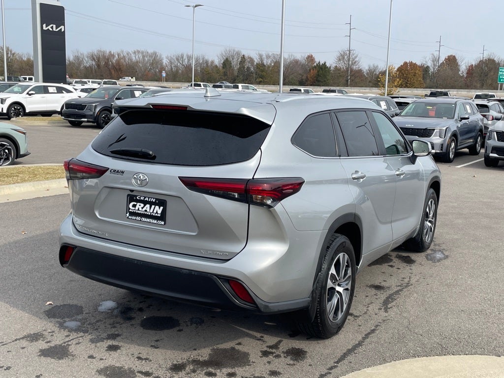 2024 Toyota Highlander LE SUNROOF / CAPT CHAIRS / 3RD ROW