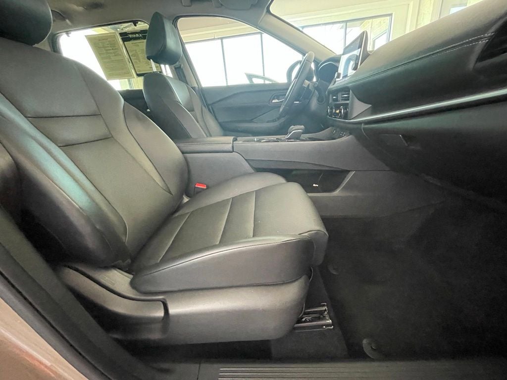 2024 Nissan Rogue SV PREMIUM PACKAGE / MOONROOF / LEATHER