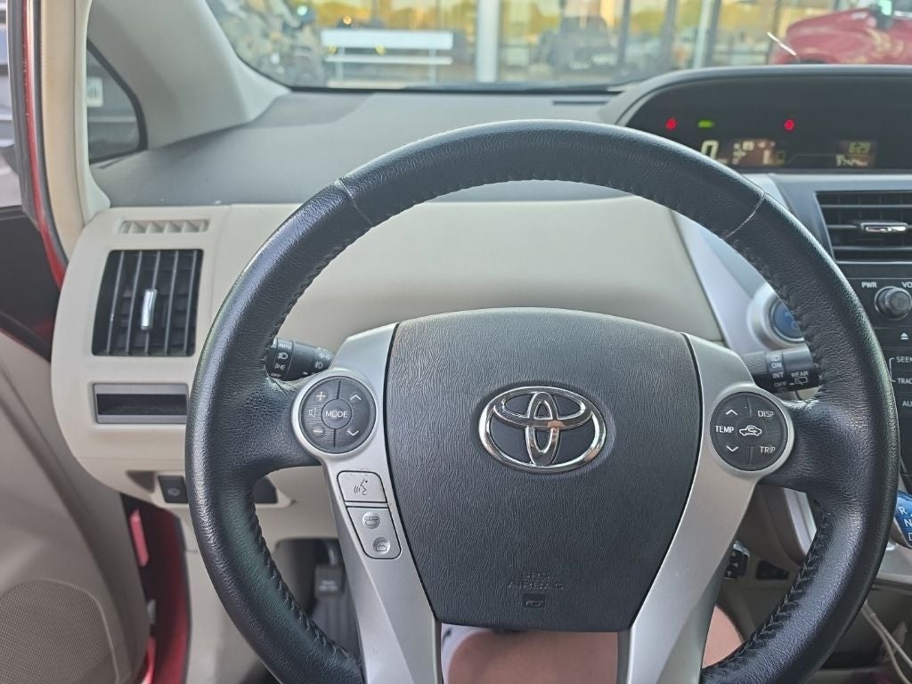 2013 Toyota Prius v Five HEATED SEATS / NAV