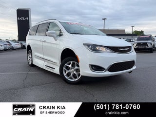 2017 Chrysler Pacifica Touring L *Handicap Accessible