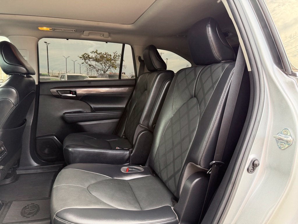 2022 Toyota Highlander Platinum *Platinum Pkg/Pano Roof/Pano View Mirrors