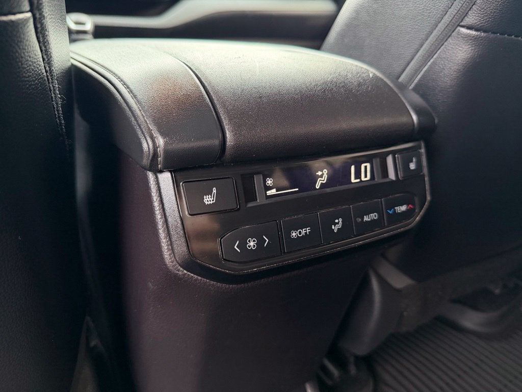 2022 Toyota Highlander Platinum *Platinum Pkg/Pano Roof/Pano View Mirrors