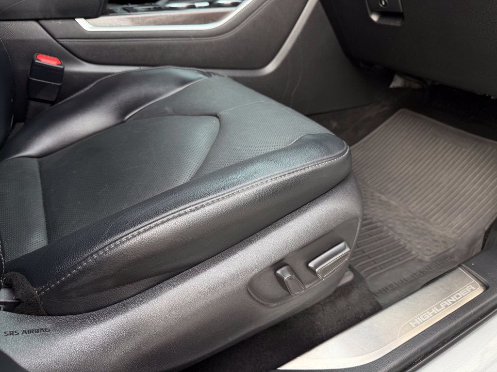 2022 Toyota Highlander Platinum *Platinum Pkg/Pano Roof/Pano View Mirrors