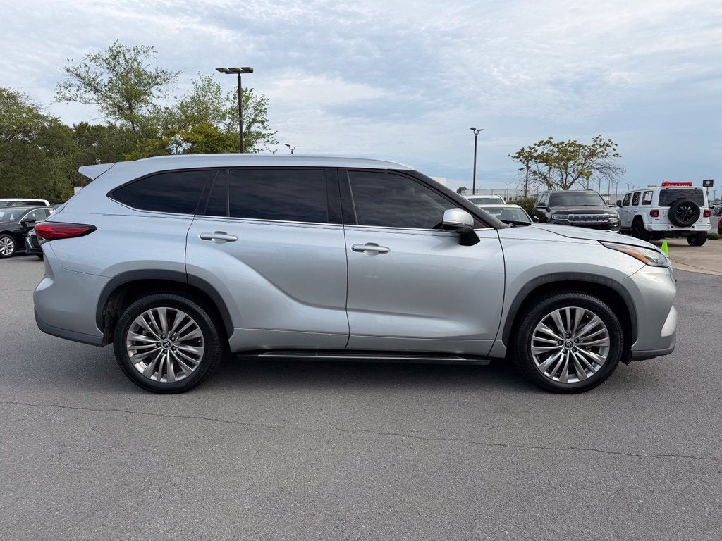 2022 Toyota Highlander Platinum *Platinum Pkg/Pano Roof/Pano View Mirrors