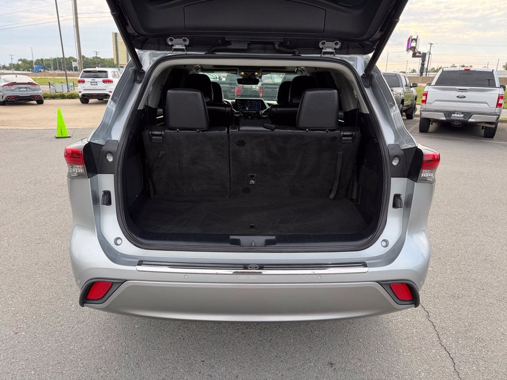 2022 Toyota Highlander Platinum *Platinum Pkg/Pano Roof/Pano View Mirrors