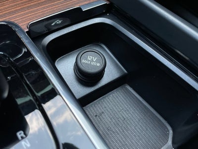 2023 Volvo XC60 Plus Dark Theme