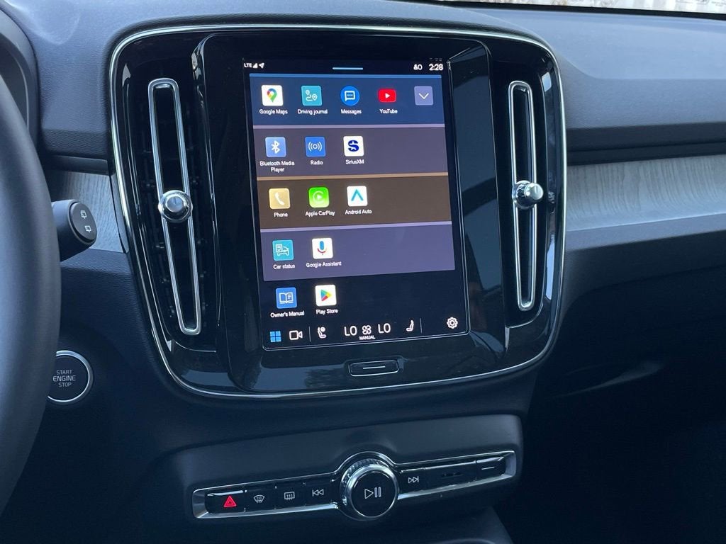 2025 Volvo XC40 Core Bright Theme