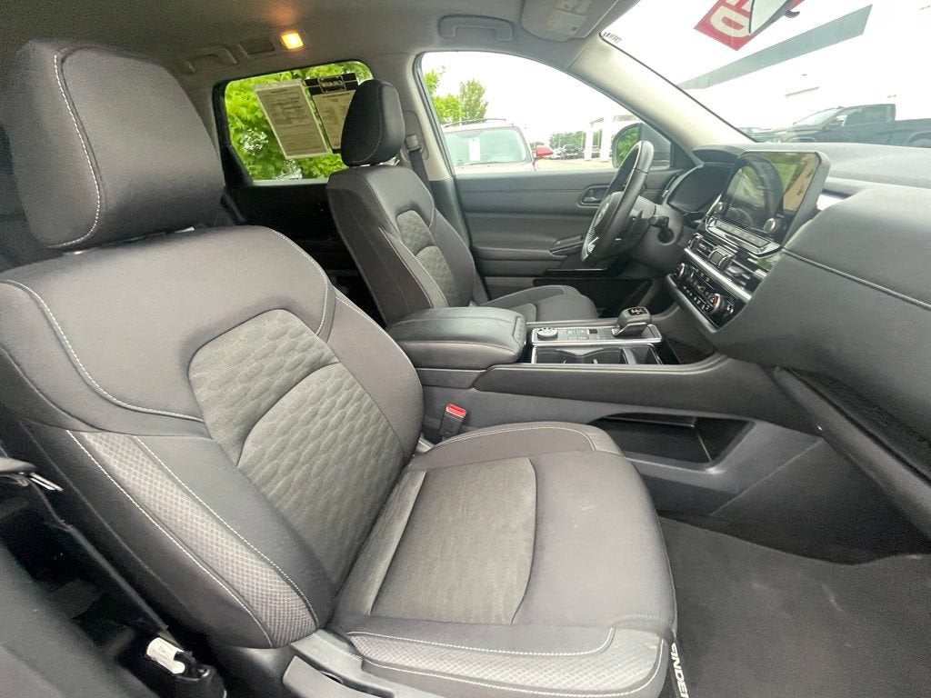 2024 Nissan Pathfinder SV
