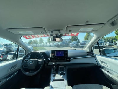 2025 Toyota Sienna LE